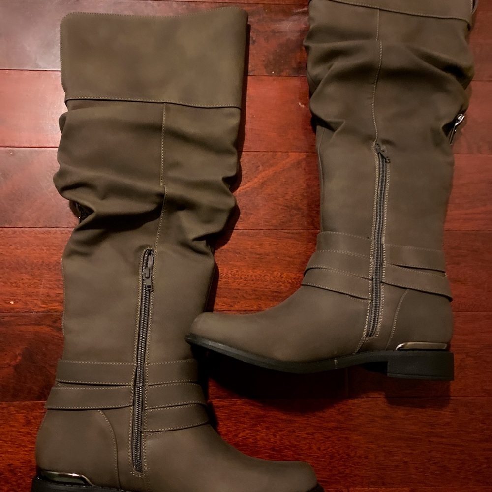 Shoe dazzle boots. Never worn. Size 8.